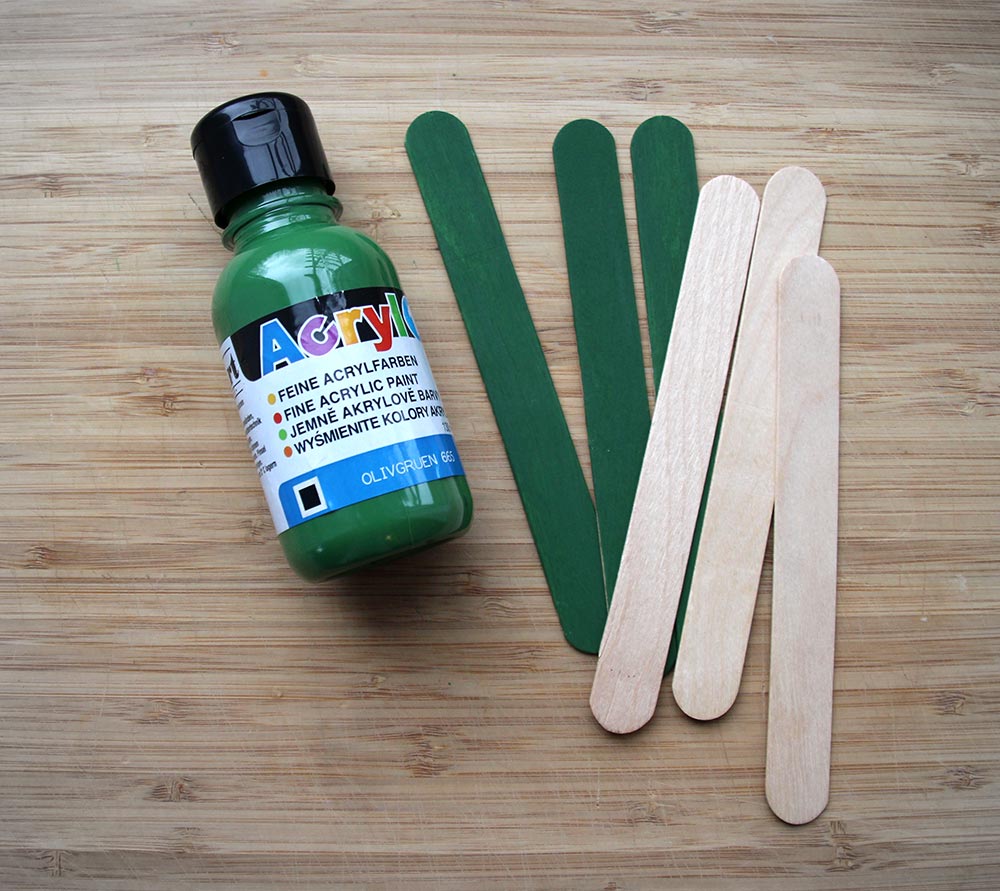 Acrylfarbe für die Wichteltür Grüne Acrylfarbe und bemalte Holzstäbchen