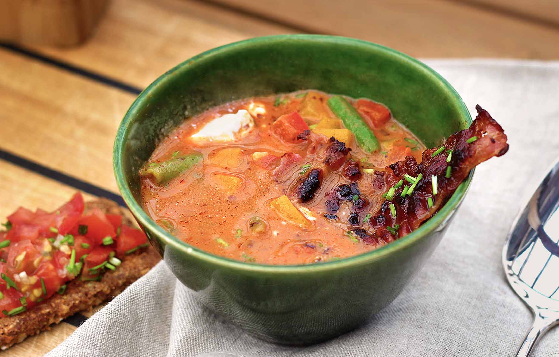 Cremiger Bohnen-Tomaten-Eintopf mit Kokosmilch, Bacon und köstlichen Crostini