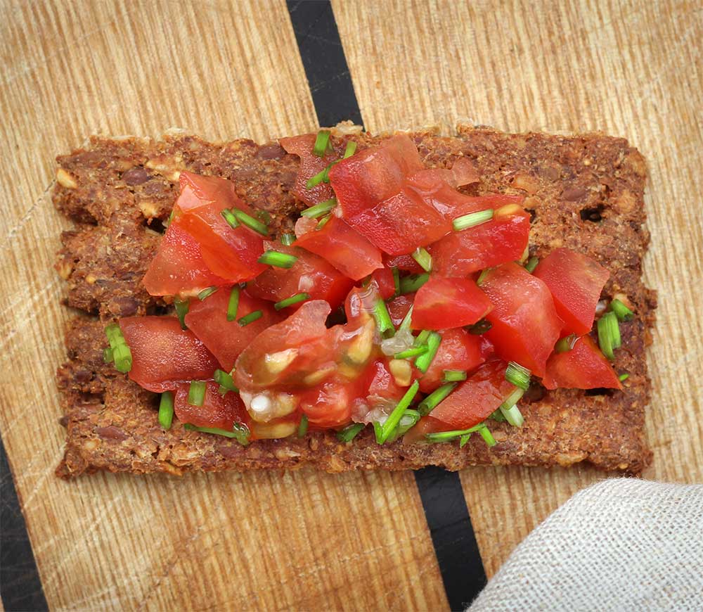 Crostini mit Tomaten, Knoblauch und Schnittlauch.