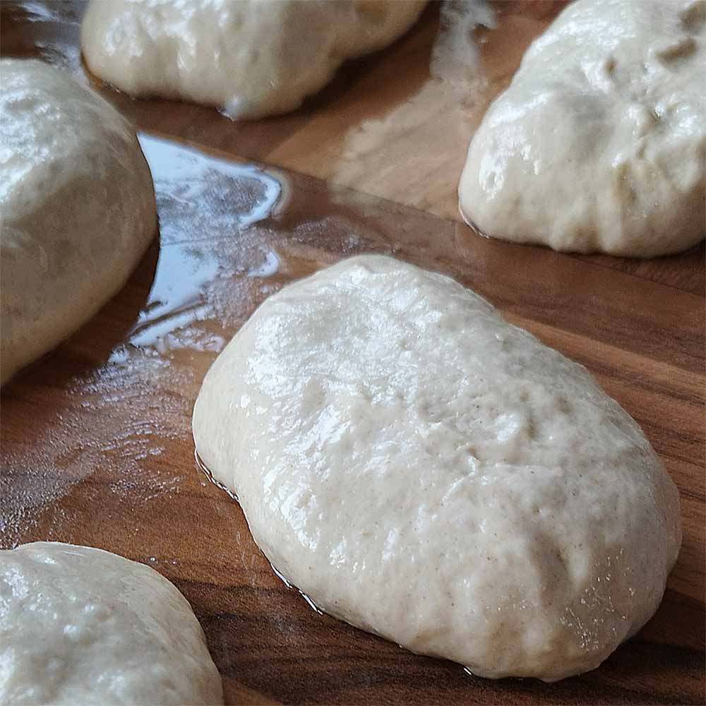 Hefeteigtaschen gefüllt und fertig zum anbraten.