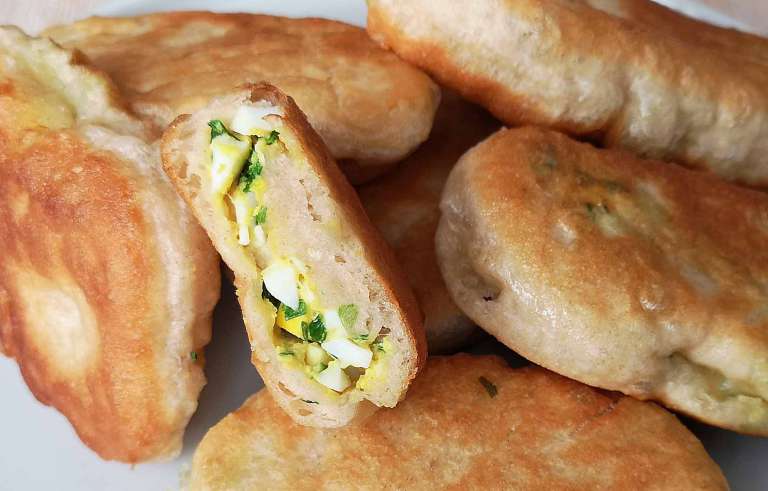 Piroggen, also russische Piroschki, gefüllt mit Ei und Schnittlauch.